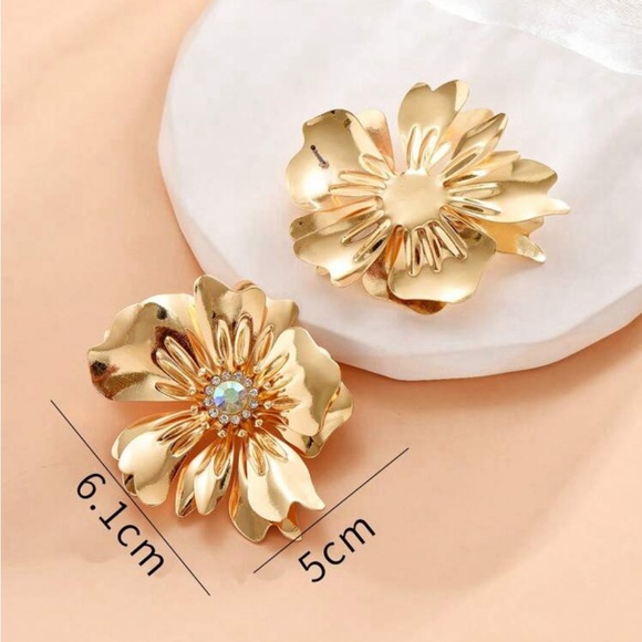 Gold flower oversized earrings - Gold flower statement earrings - gold flower - Picture 4 of 4